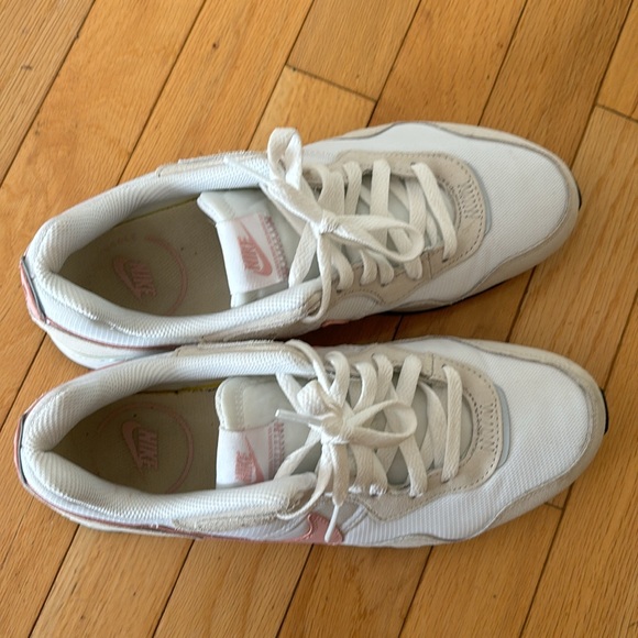 Nike sneakers white and pink size 9.5 - Picture 2 of 4